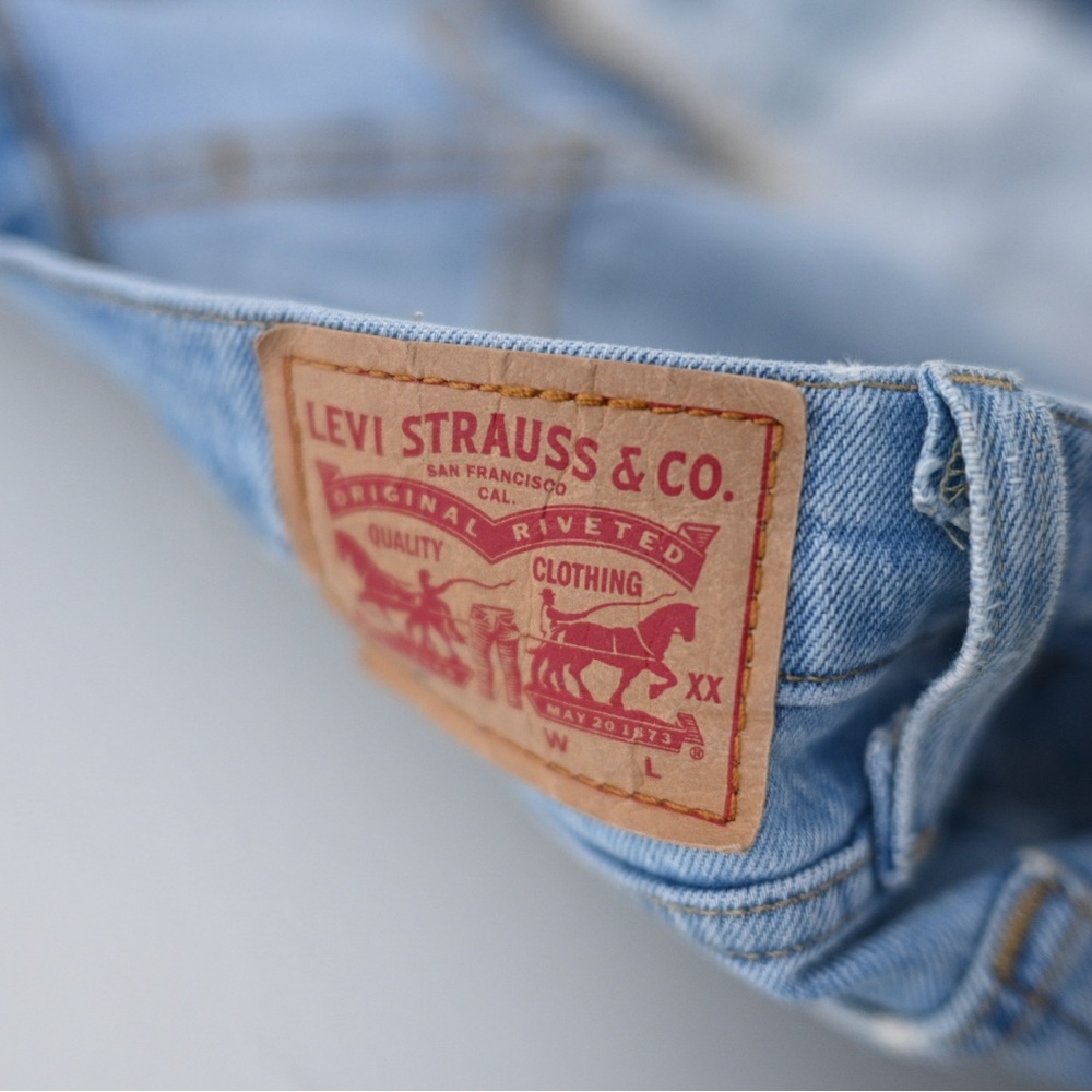 Levi 501’s Button Fly Women’s W28 L30 Light Blue Ripped Straight Leg Mom Jeans - Picture 15 of 16